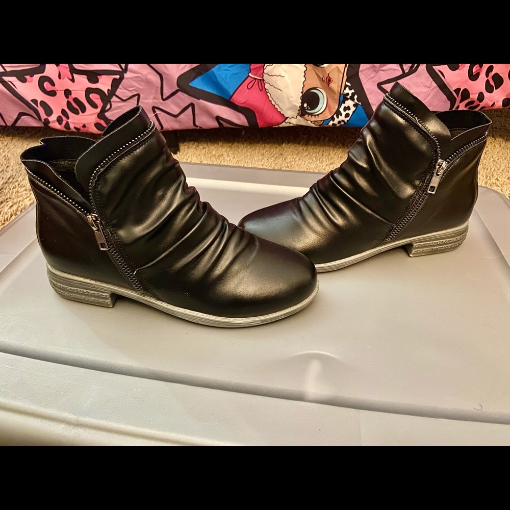Lowcut Black dress boots! 2 toned grey sole!